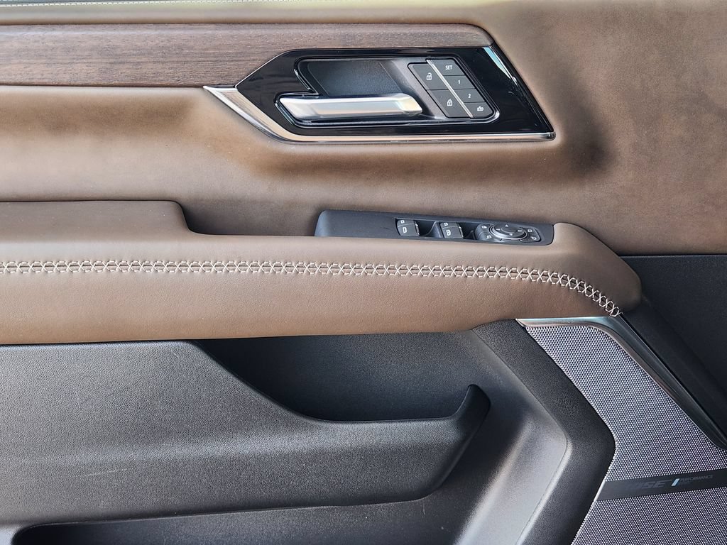 Certified 2025 GMC Yukon Denali Ultimate w/ LPO, Floor Liner Package AWD/4WD image 23
