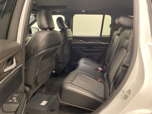 Used 2026 Jeep Grand Cherokee Laredo AWD/4WD image 22