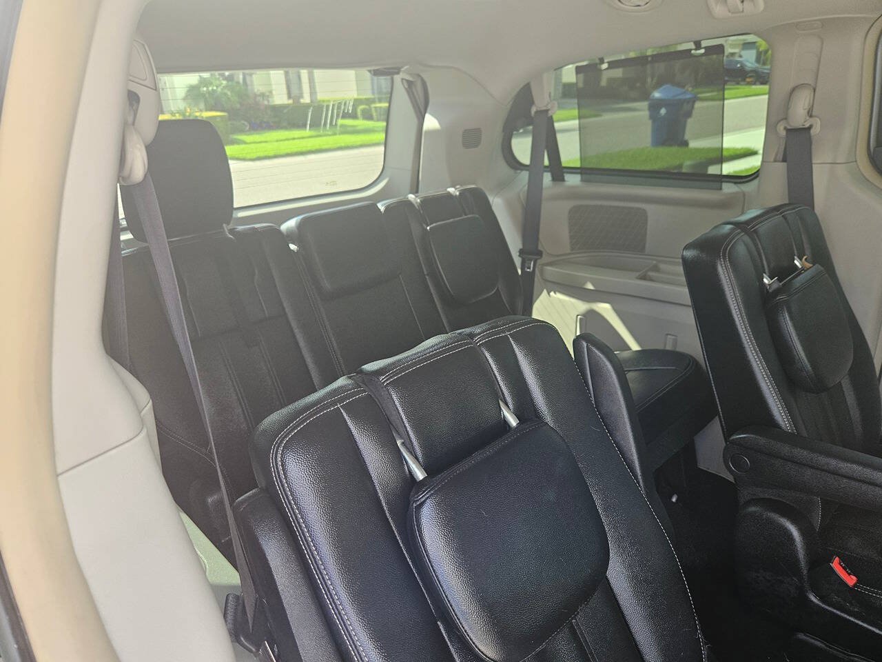 Used 2016 Chrysler Town & Country Touring FWD image 2
