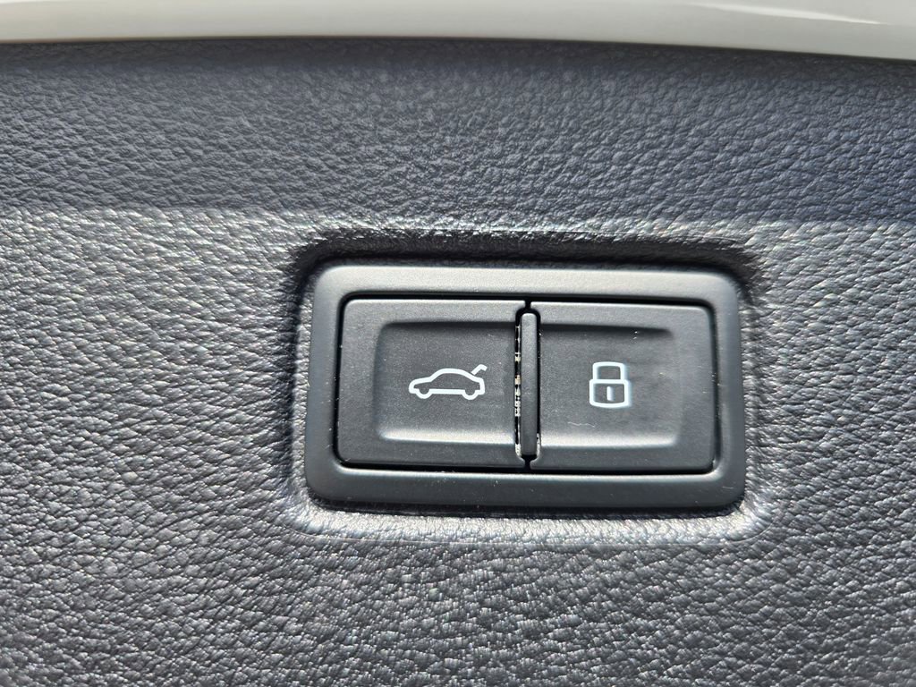 Used 2023 Audi Q7 3.0T Premium w/ Convenience Package image 17