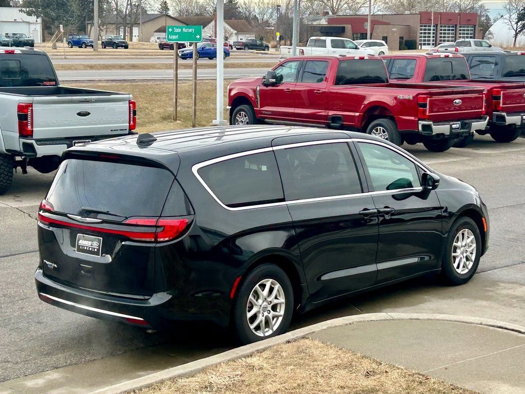 Used 2025 Chrysler Pacifica Select image 5