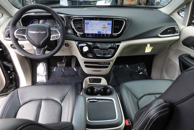 Used 2024 Chrysler Pacifica Select image 26