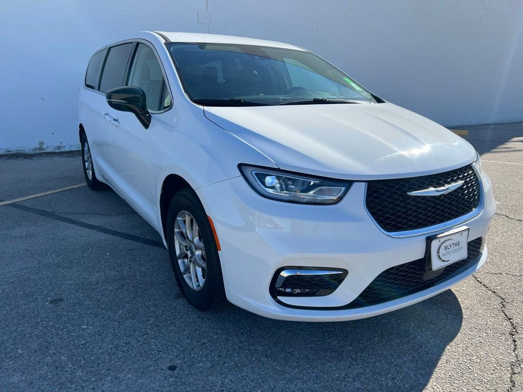 Used 2024 Chrysler Pacifica Touring-L image 7