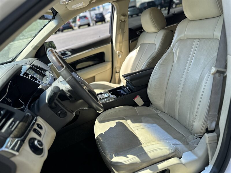 Used 2013 Lincoln MKS AWD image 10