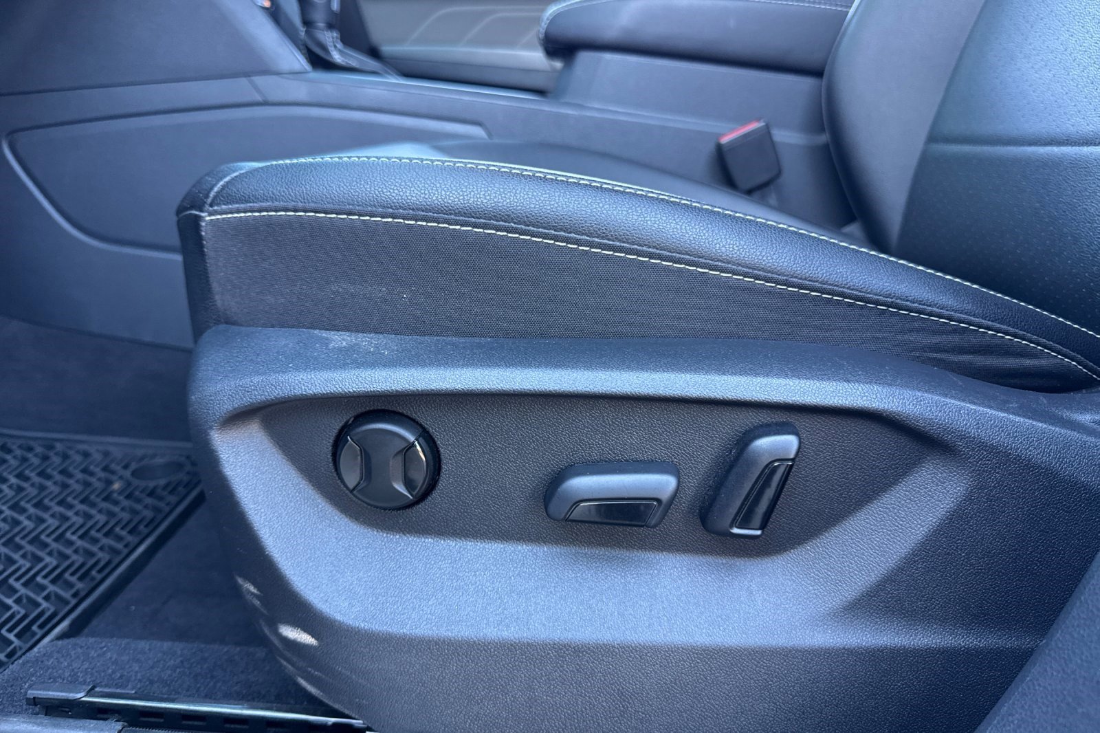 Used 2023 Volkswagen Atlas SE image 13