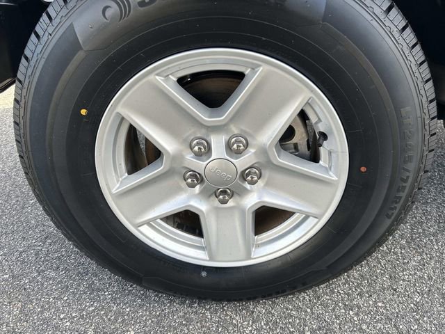 Used 2023 Jeep Gladiator Sport image 10