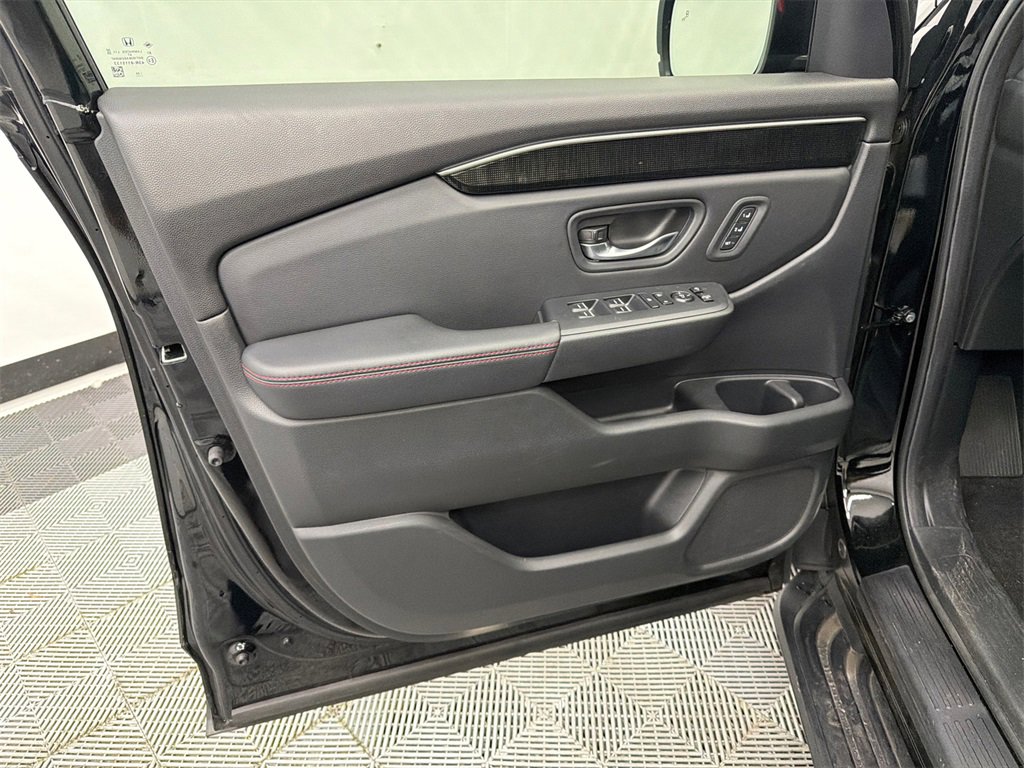 Used 2025 Honda Pilot Black Edition image 11
