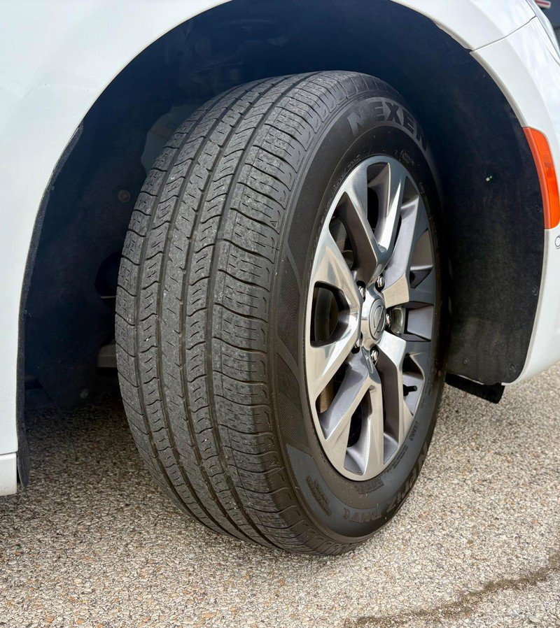 Used 2025 Chrysler Pacifica Pinnacle FWD image 11