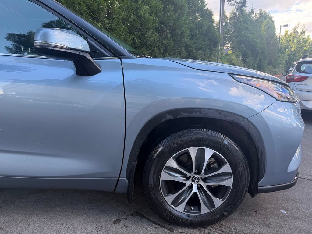 Used 2023 Toyota Highlander XLE FWD image 3