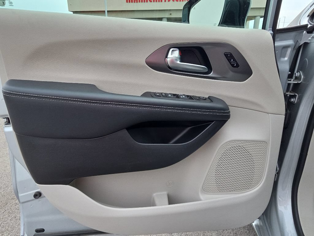 Used 2024 Chrysler Pacifica Touring-L FWD image 15