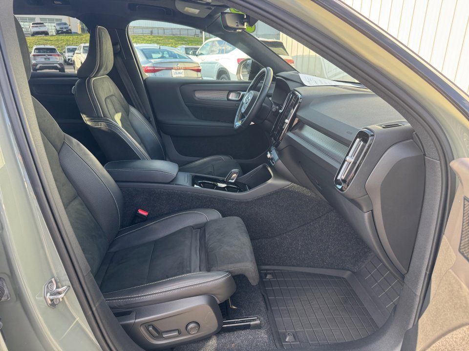 Used 2021 Volvo XC40 P8 Recharge w/ Advanced Package image 32