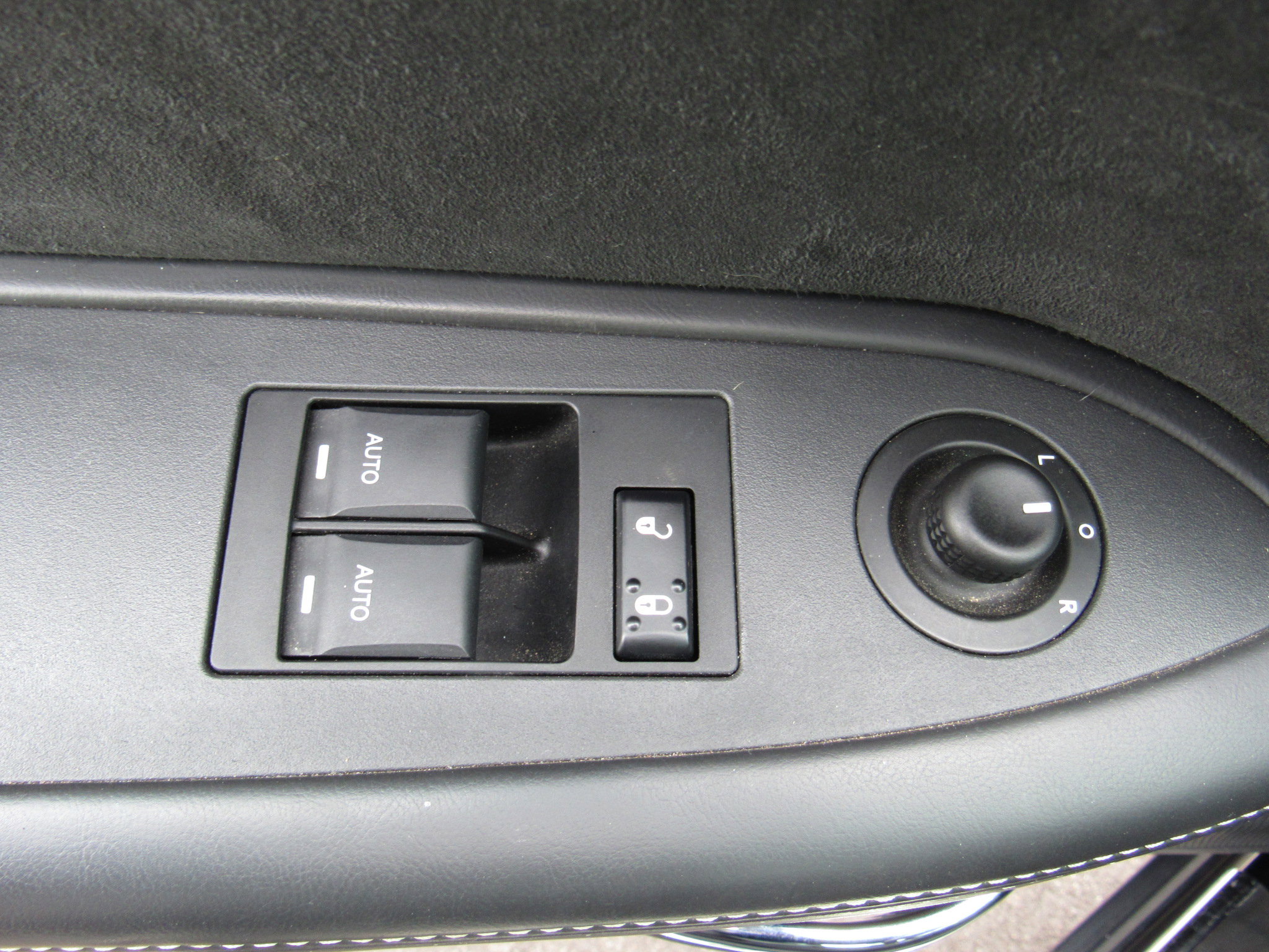 Used 2009 Dodge Challenger SRT8 w/ SRT Option Group II RWD image 13