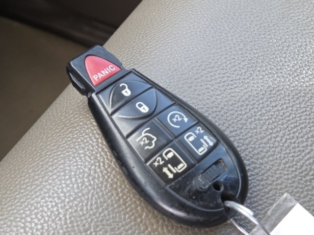 Used 2015 Chrysler Town & Country Touring w/ Driver Convenience Group FWD image 22