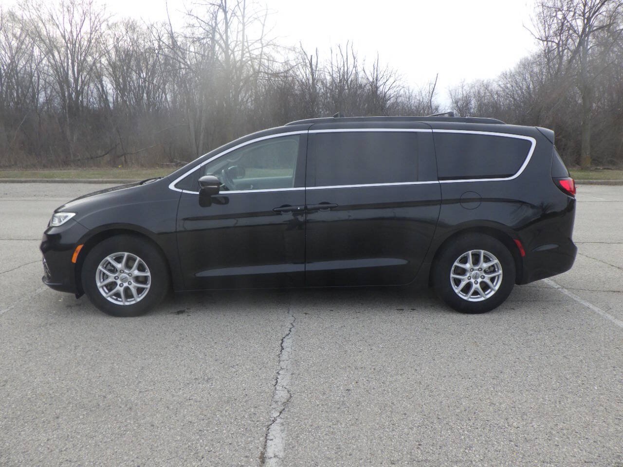 Used 2022 Chrysler Pacifica Touring-L FWD image 2