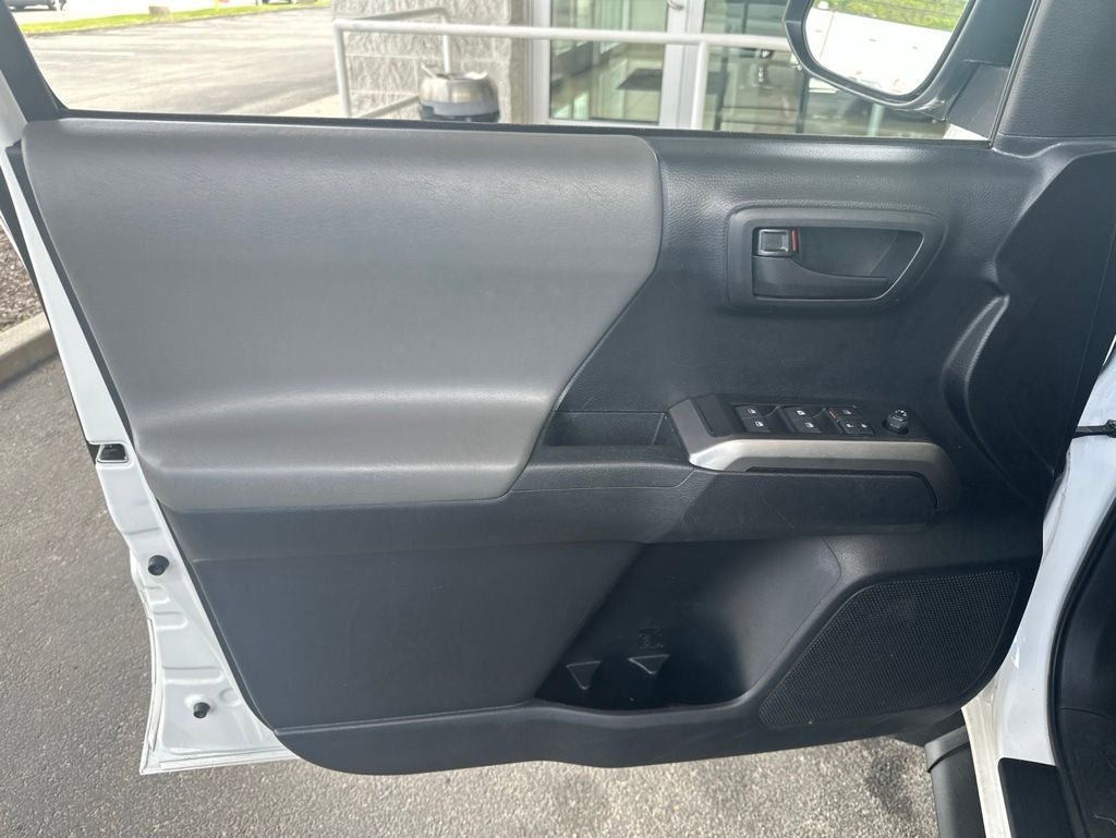 Used 2019 Toyota Tacoma SR5 AWD/4WD image 12