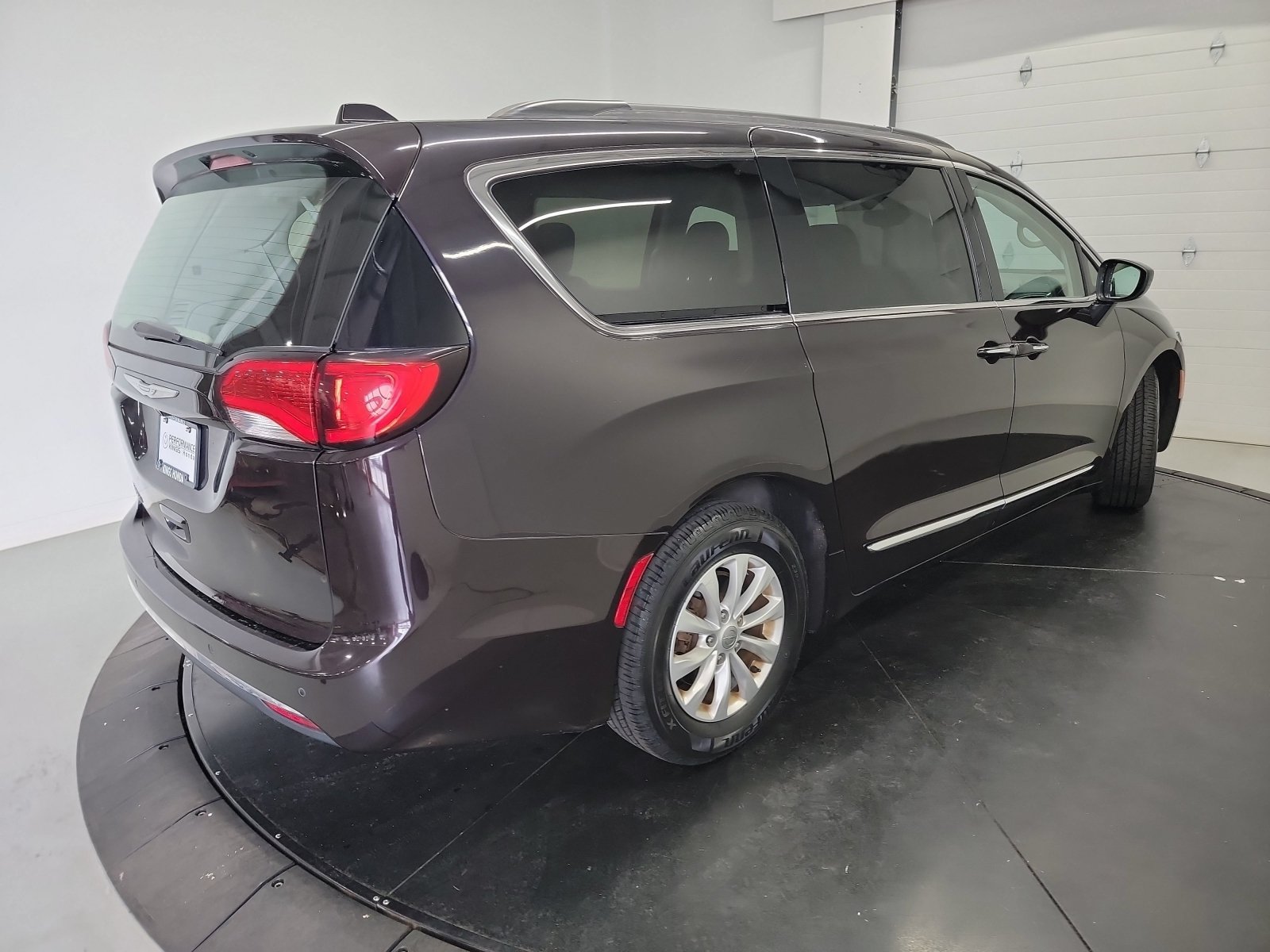 Used 2017 Chrysler Pacifica Touring-L FWD image 9
