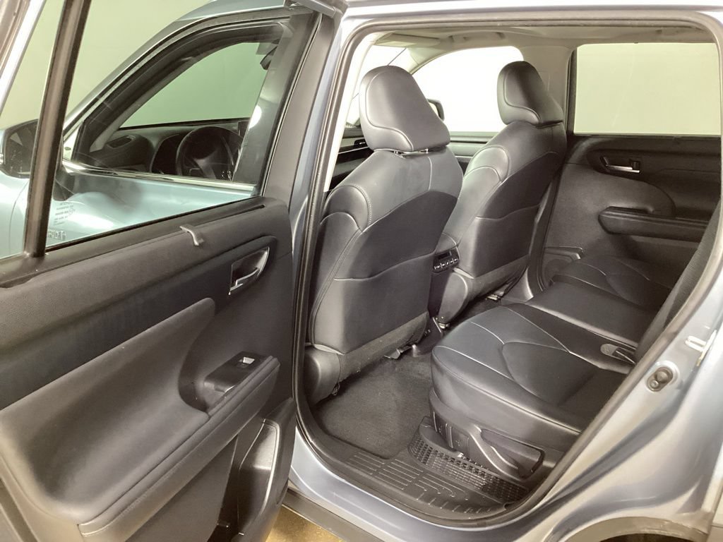 Used 2021 Toyota Highlander XLE AWD/4WD image 20