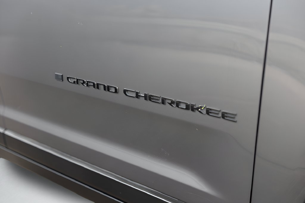 Used 2023 Jeep Grand Cherokee Altitude AWD/4WD image 12