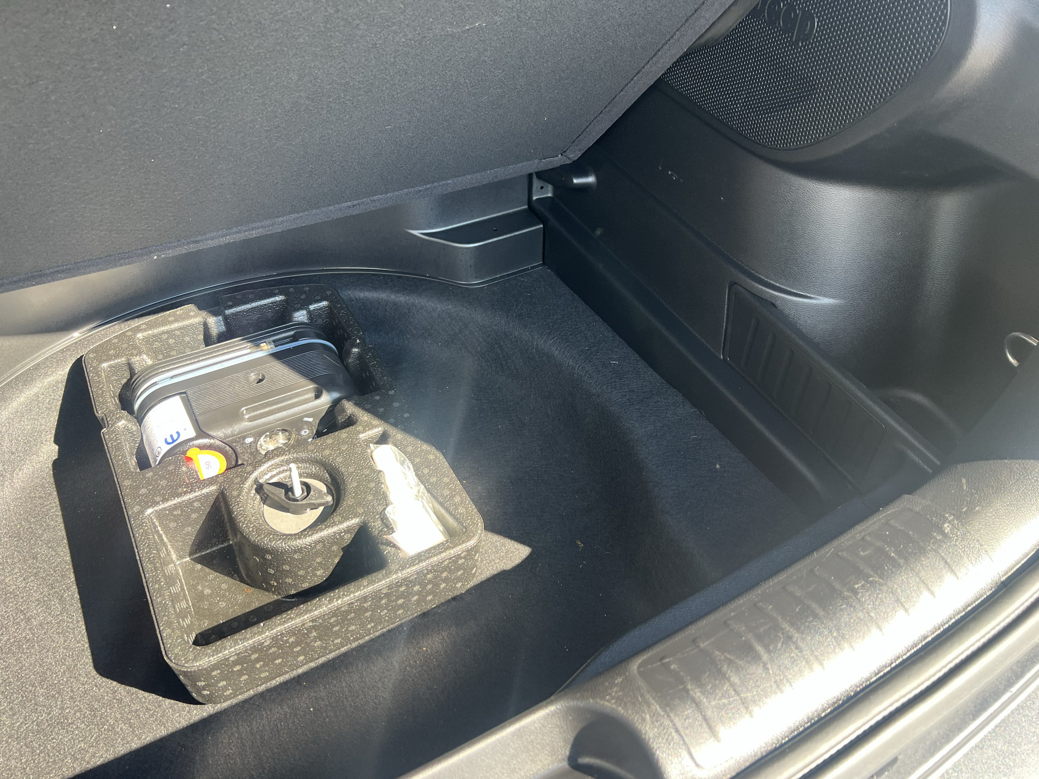 Used 2021 Jeep Cherokee Latitude Lux w/ Sun & Sound Group FWD image 9