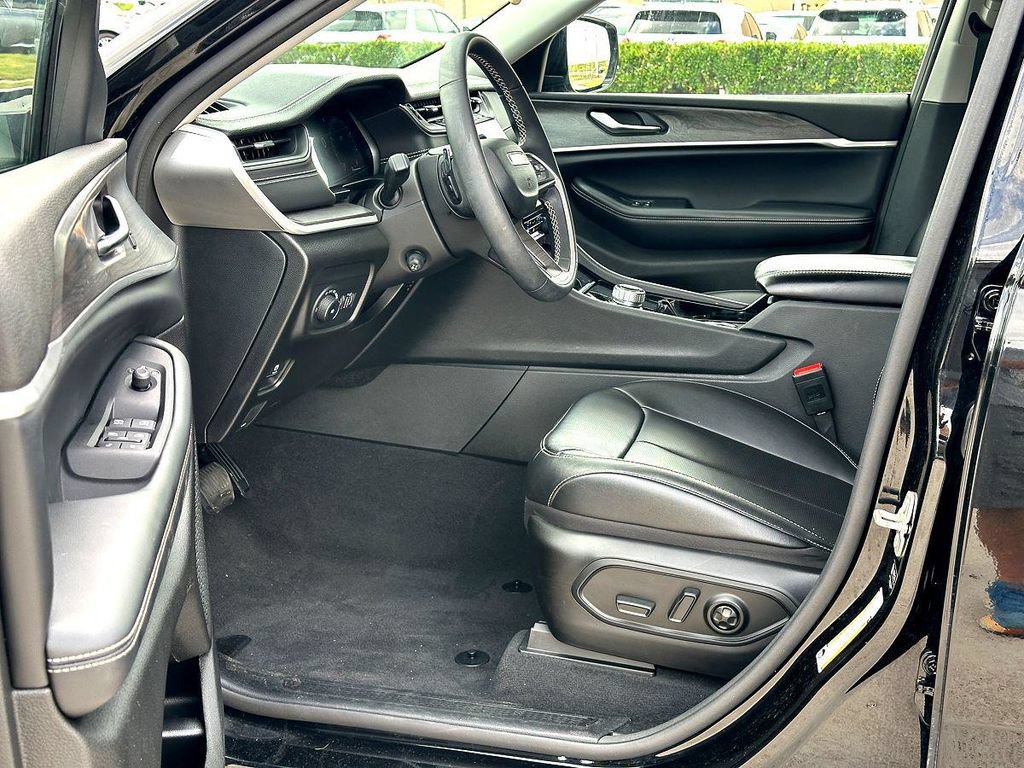 Used 2023 Jeep Grand Cherokee L Limited w/ Luxury Tech Group II RWD image 9