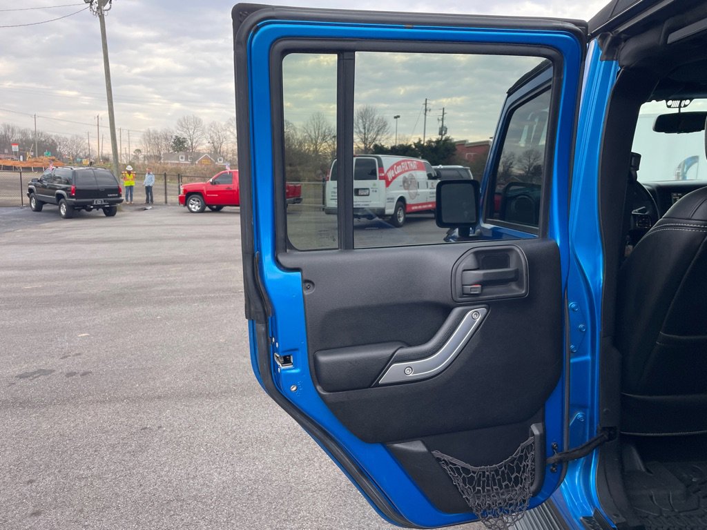 Used 2015 Jeep Wrangler Unlimited Rubicon w/ Connectivity Group image 15