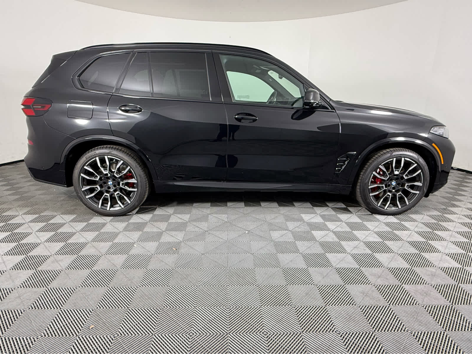 New 2026 BMW X5 xDrive50e w/ M Sport Package AWD/4WD image 2