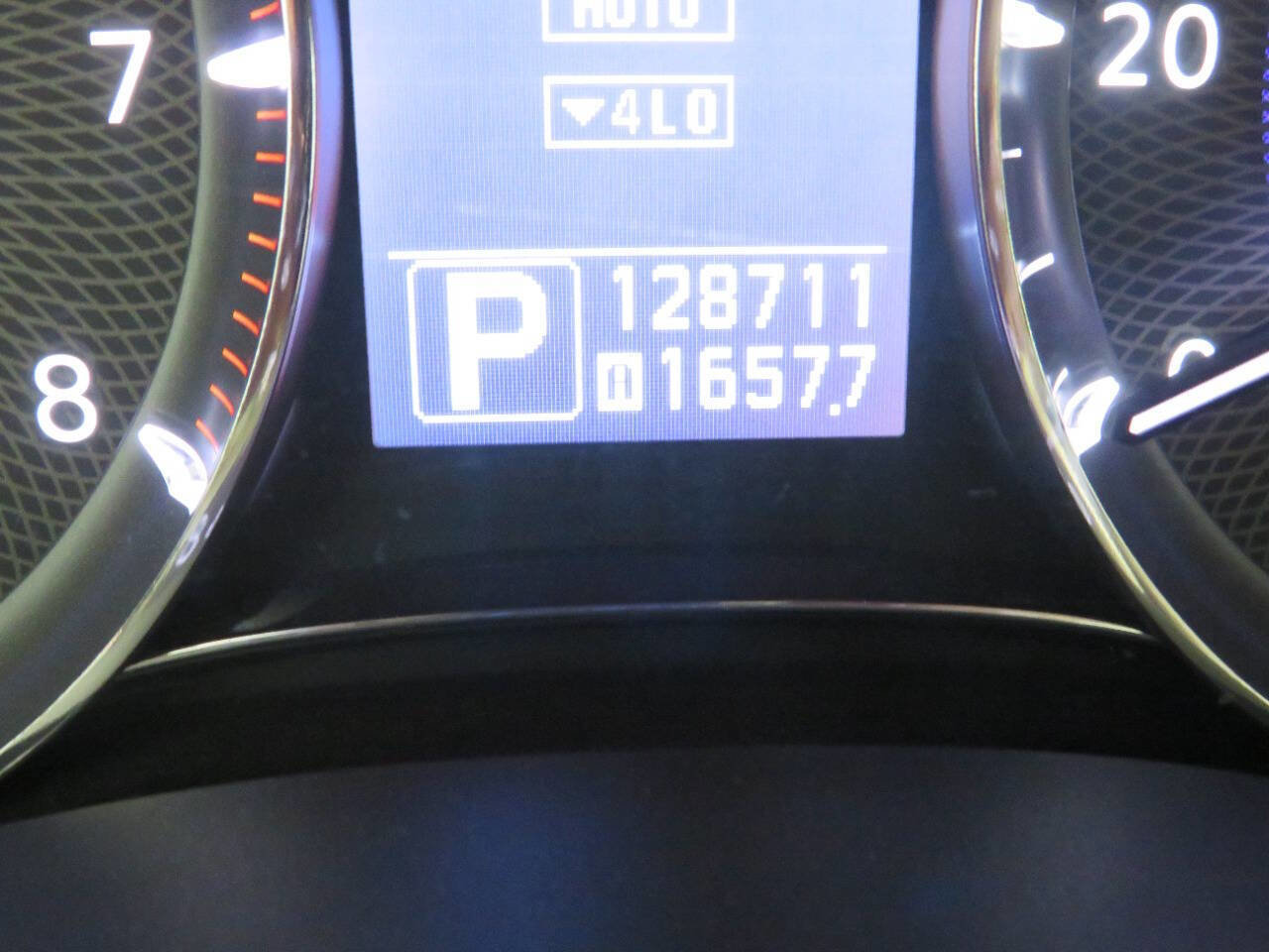 Used 2011 INFINITI QX56 4WD w/ Deluxe Touring Pkg image 16
