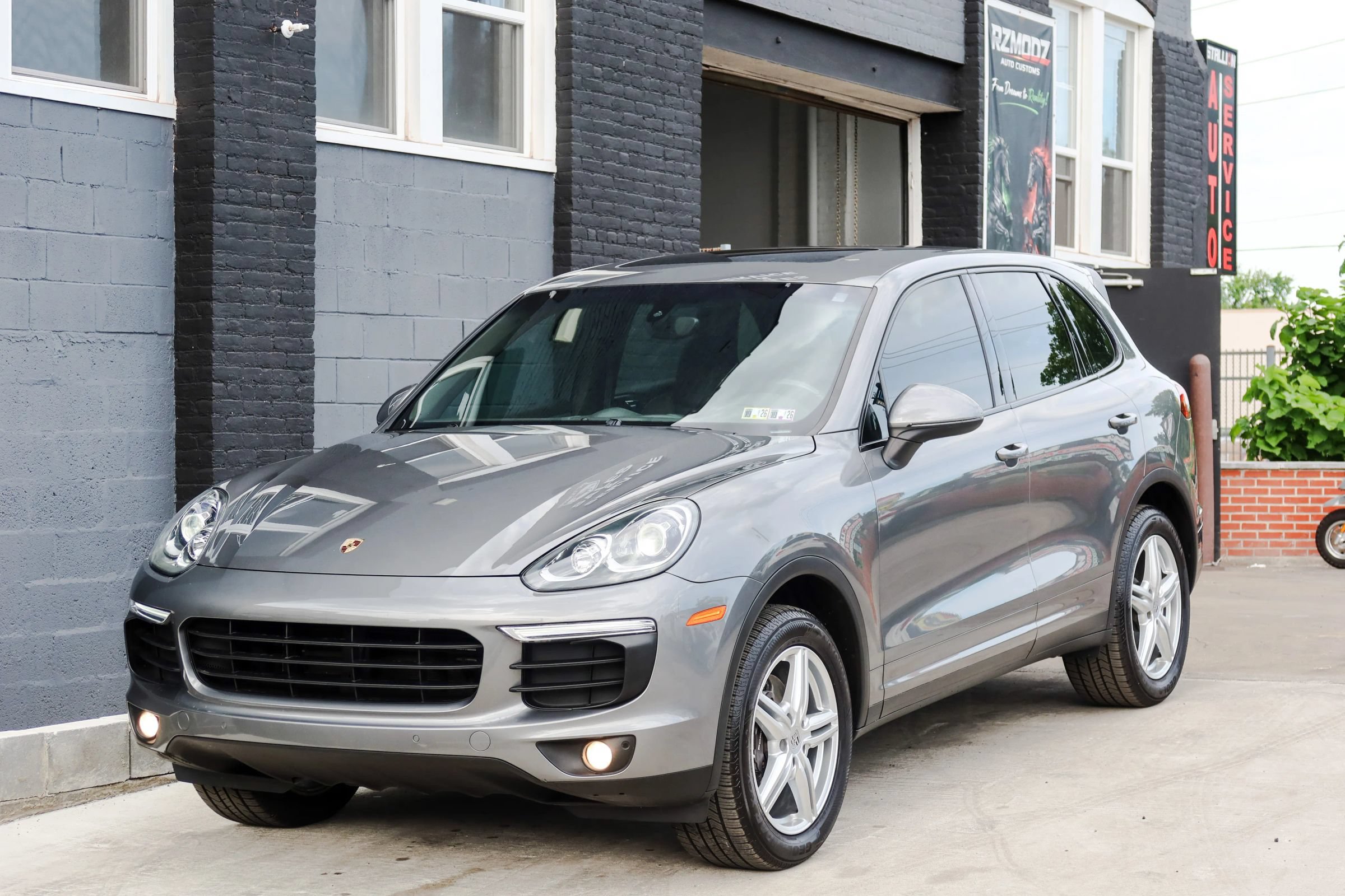 Used 2016 Porsche Cayenne w/ Premium Package AWD/4WD image 3