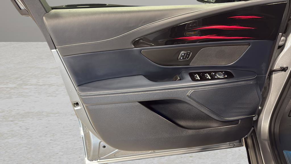 Used 2024 Lincoln Nautilus Reserve image 10