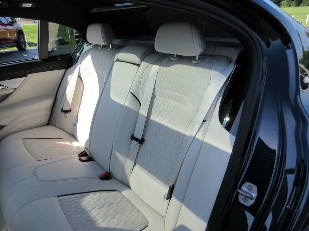 Used 2020 BMW 745e xDrive AWD/4WD image 22