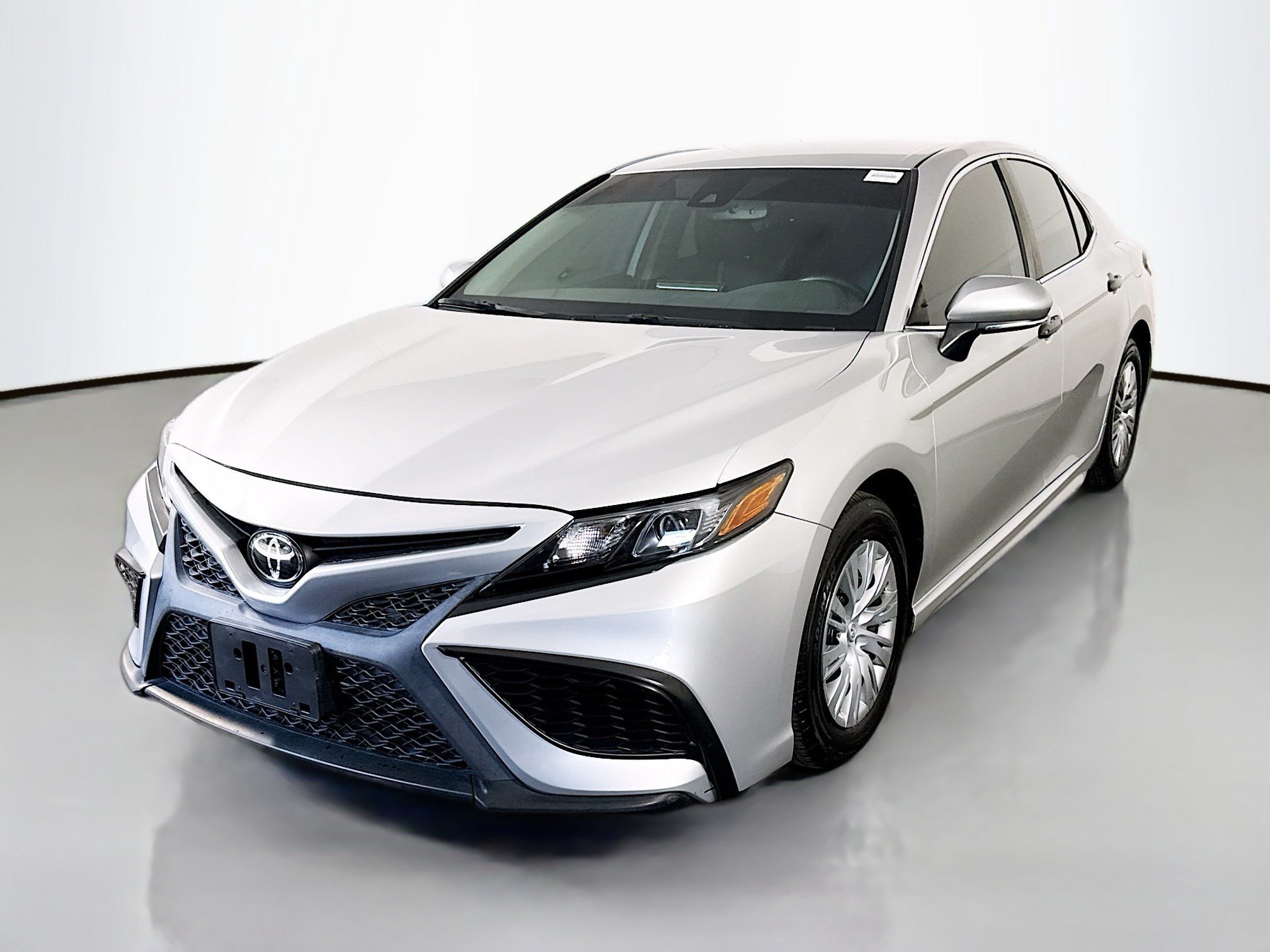 Used 2022 Toyota Camry SE w/ Convenience Package FWD image 4