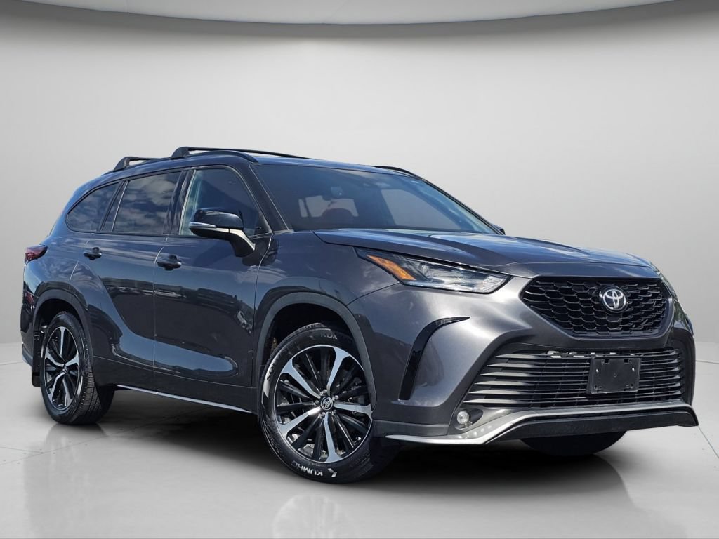 Used 2021 Toyota Highlander XSE AWD/4WD image 2