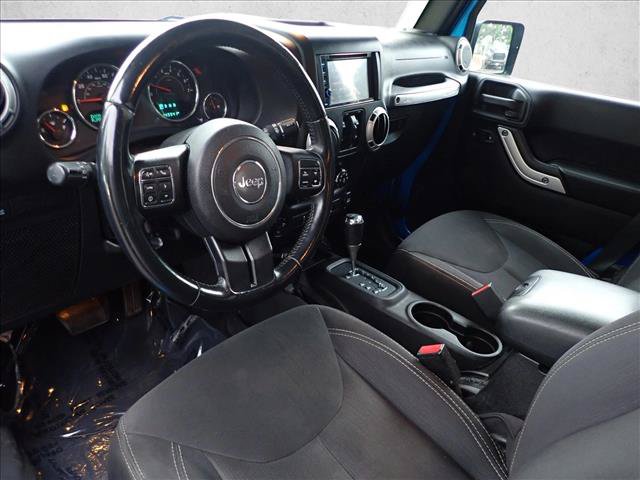 Used 2015 Jeep Wrangler Unlimited Rubicon w/ Connectivity Group AWD/4WD image 10