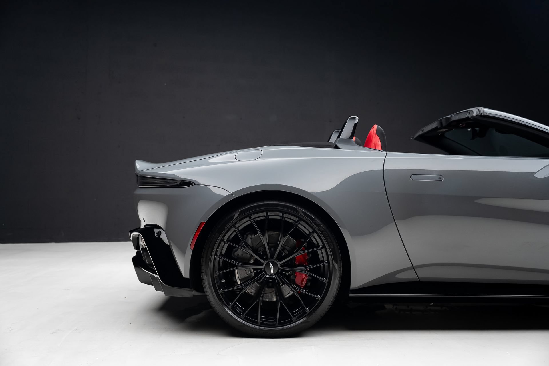 Used 2023 Aston Martin V8 Vantage Roadster RWD image 37
