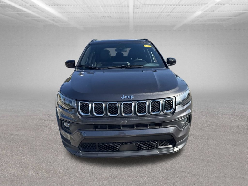 Used 2024 Jeep Compass Latitude w/ Sun and Sound Group AWD/4WD image 2