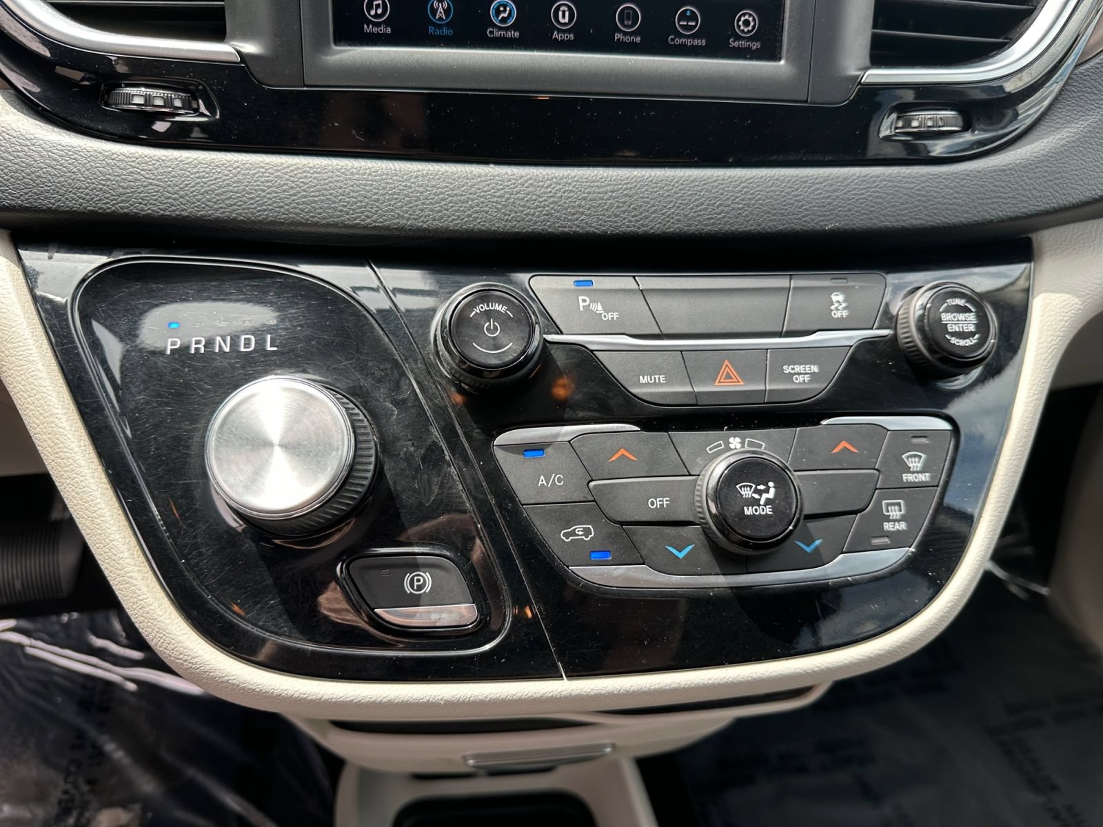 Used 2019 Chrysler Pacifica L FWD image 25