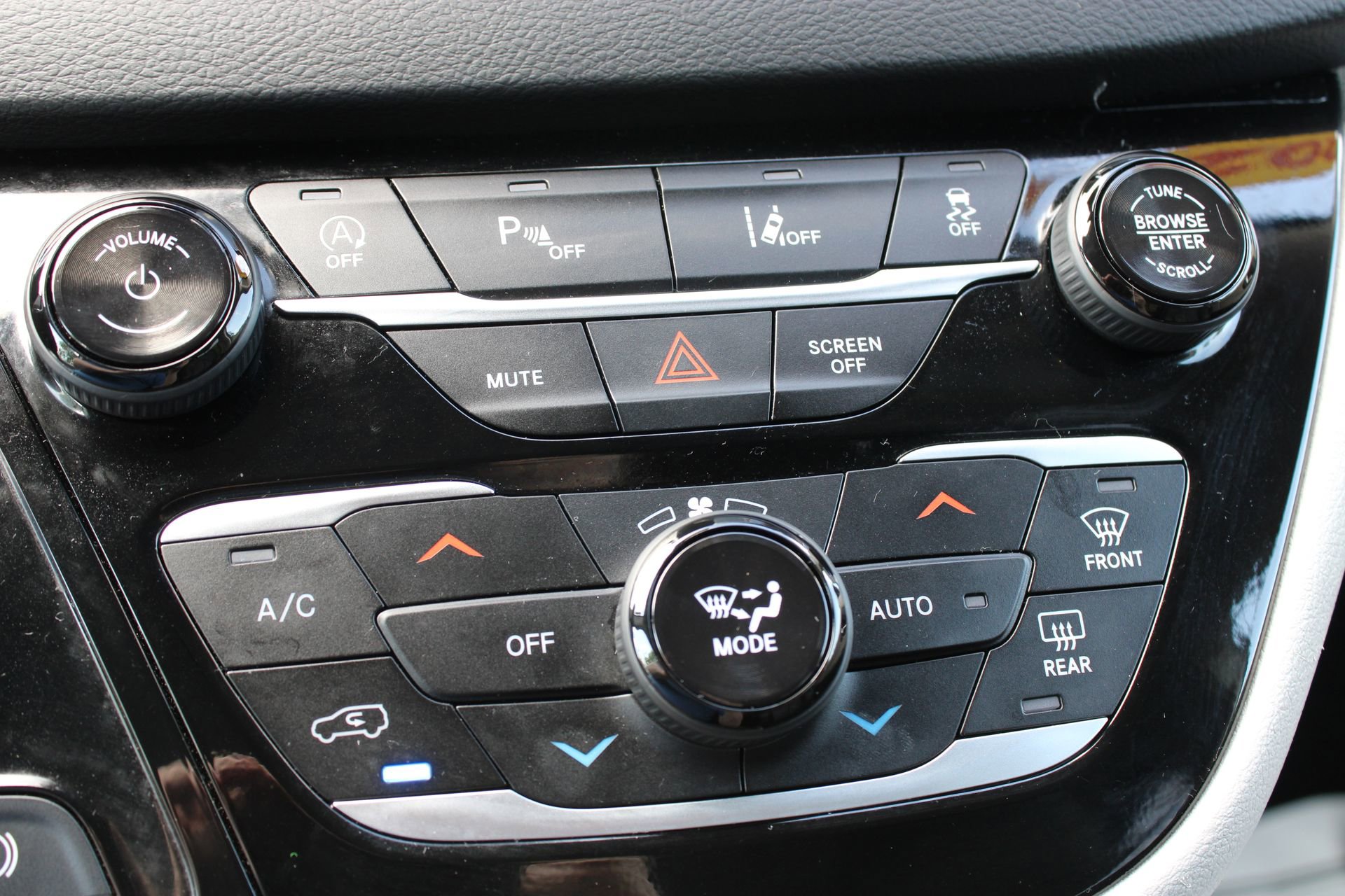 Used 2024 Chrysler Pacifica Touring-L image 37