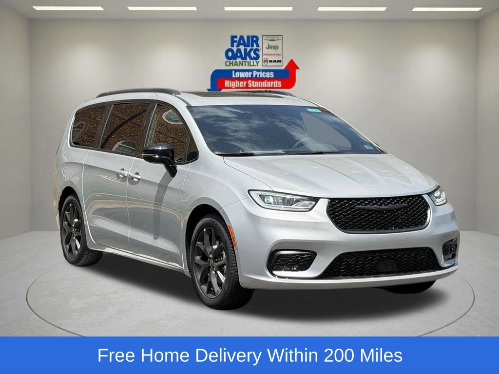 New 2026 Chrysler Pacifica Select w/ S Appearance Package
