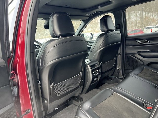 Used 2023 Jeep Grand Cherokee Altitude image 16