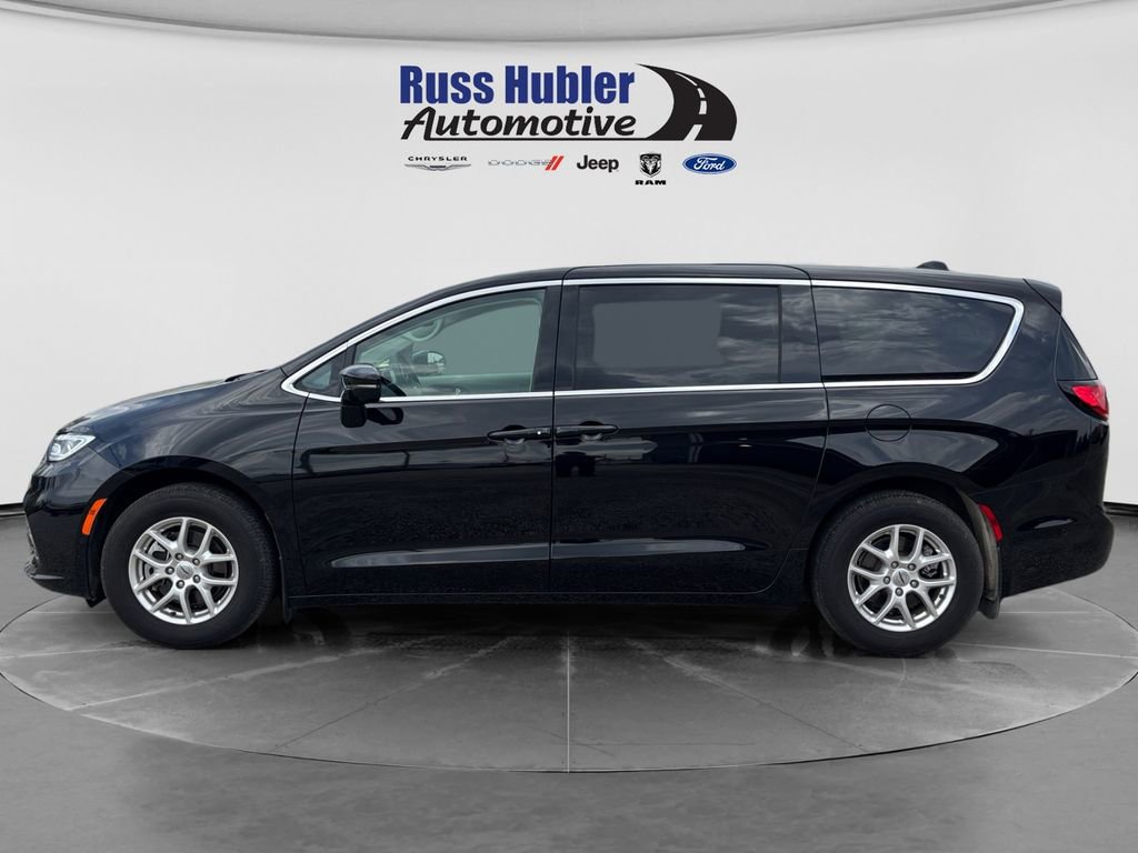 Used 2024 Chrysler Pacifica Touring-L FWD image 2