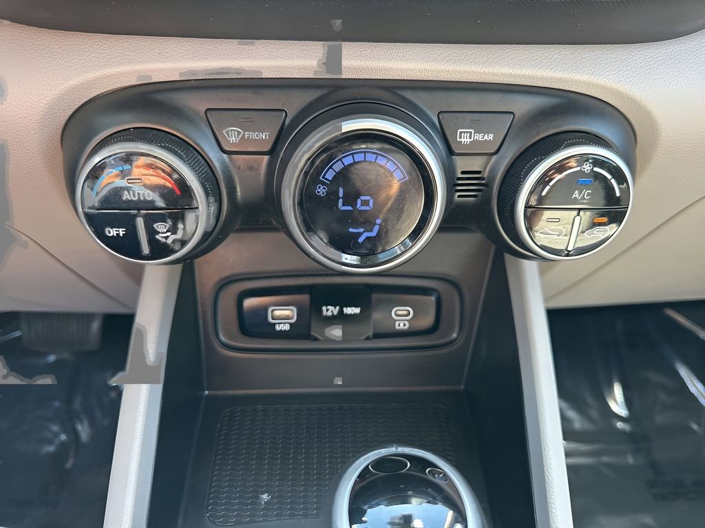 Used 2025 Hyundai Venue SEL FWD image 19