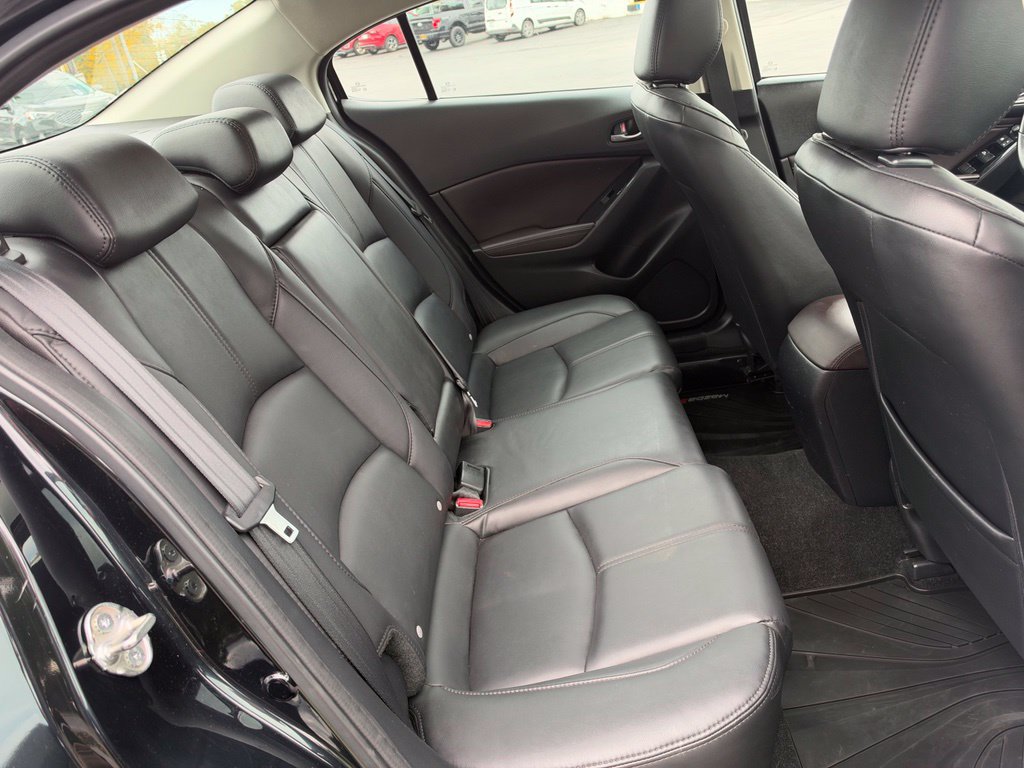 Used 2018 MAZDA MAZDA3 Touring FWD image 12