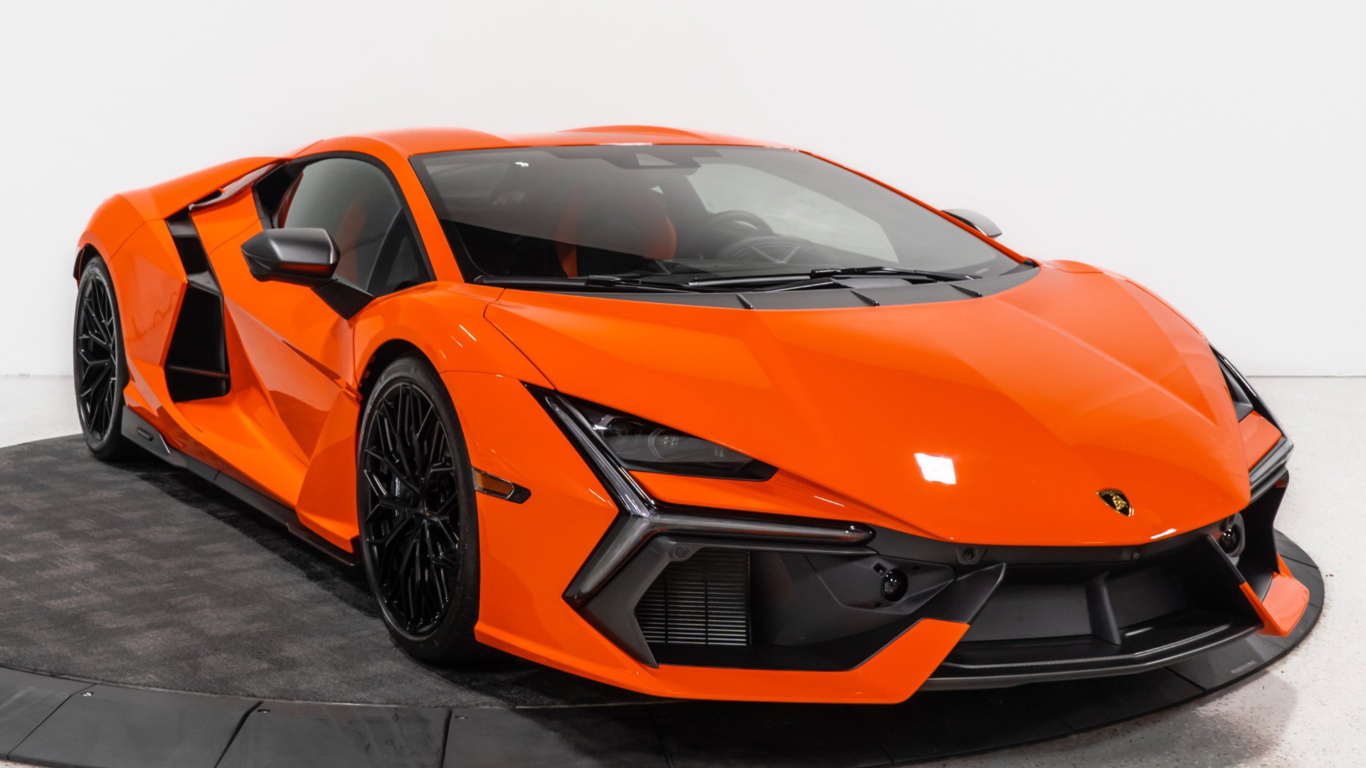 Used 2025 Lamborghini Revuelto image 12