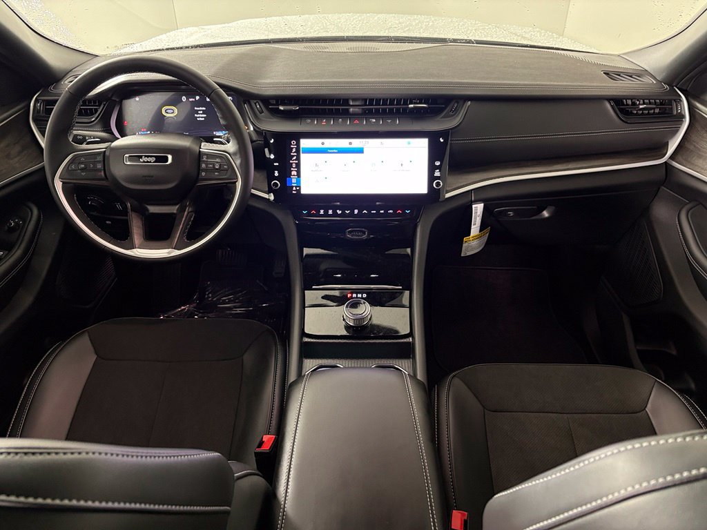 New 2027 Jeep Grand Cherokee Altitude RWD image 30