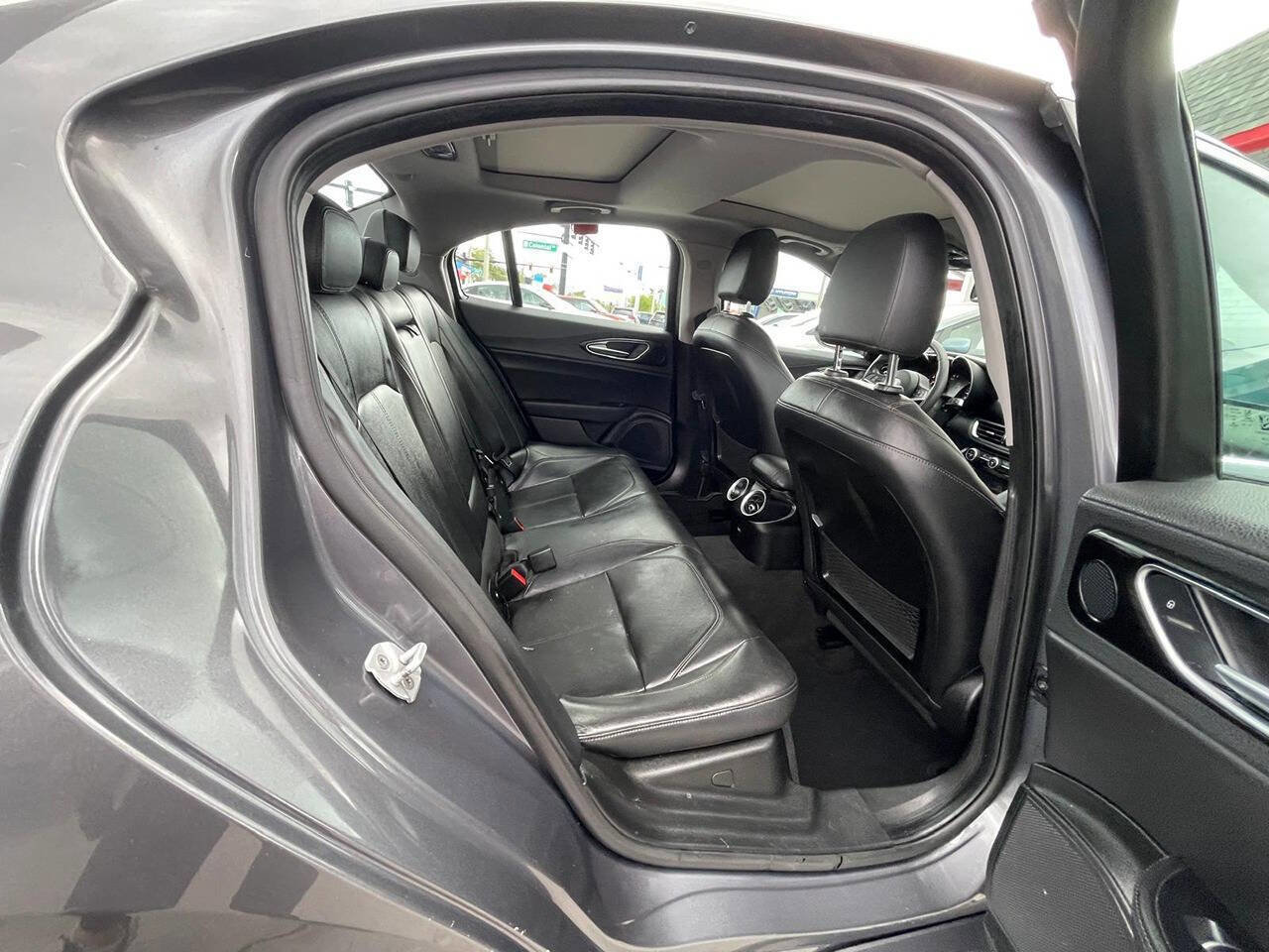 Used 2017 Alfa Romeo Giulia AWD image 16