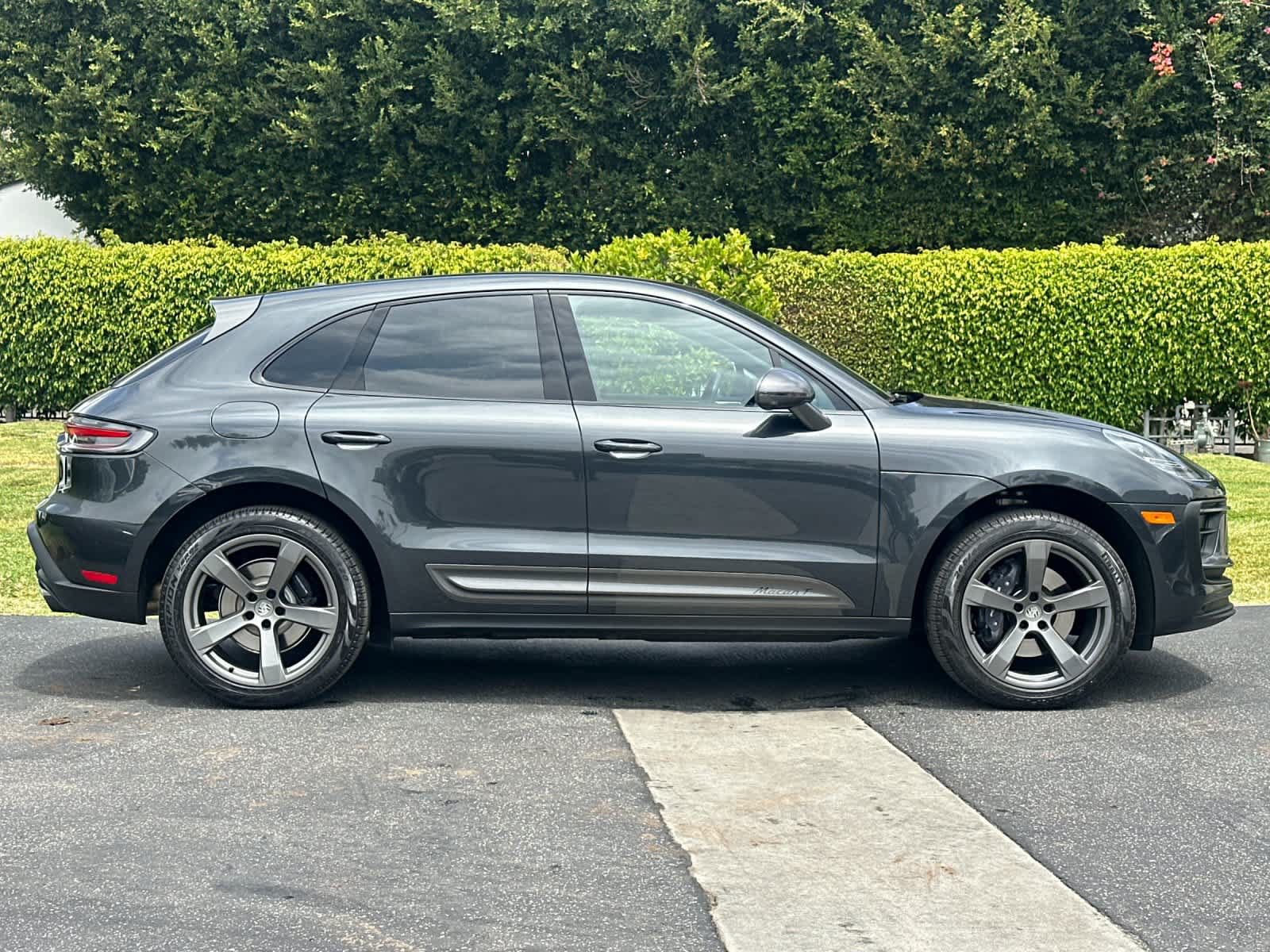 Certified 2026 Porsche Macan AWD/4WD image 9