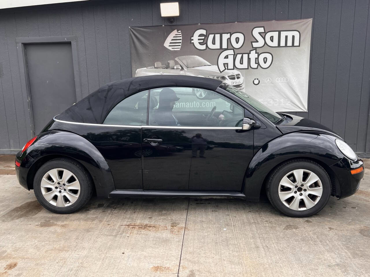 Used 2010 Volkswagen Beetle Convertible FWD image 12