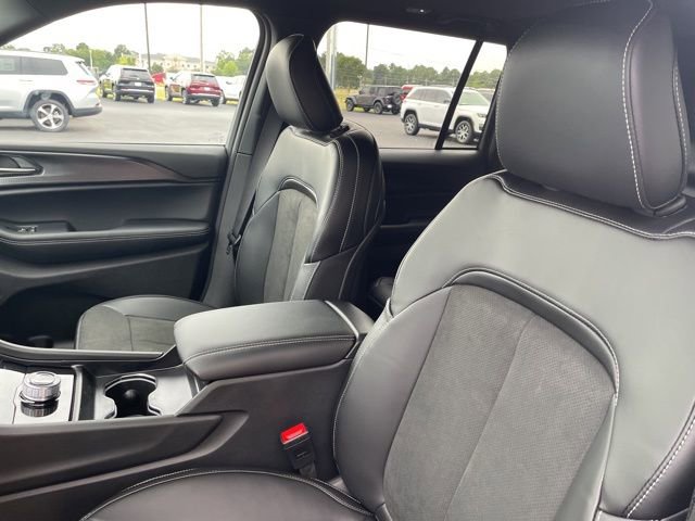 New 2025 Jeep Grand Cherokee Altitude RWD image 8