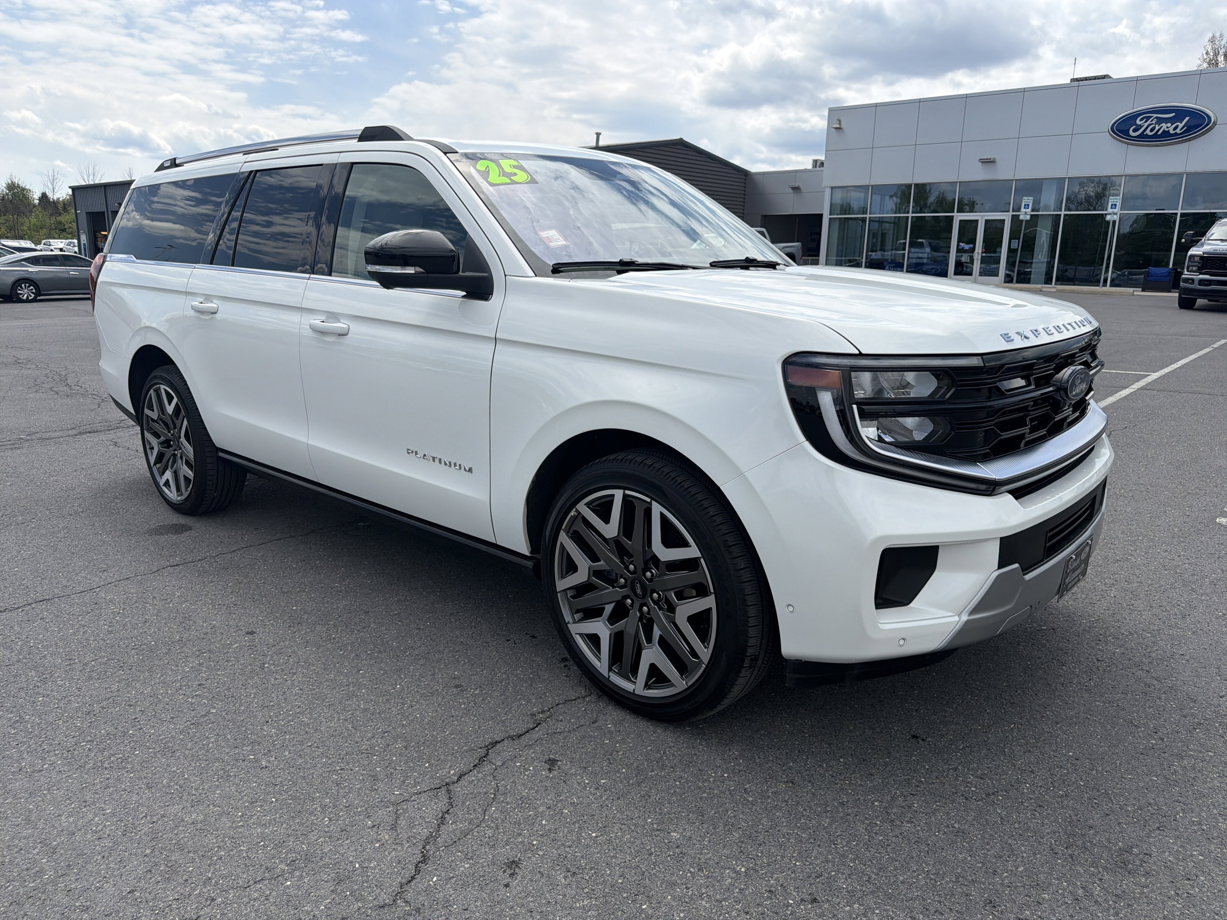 Used 2025 Ford Expedition Max Platinum w/ Platinum Ultimate Package AWD/4WD image 1