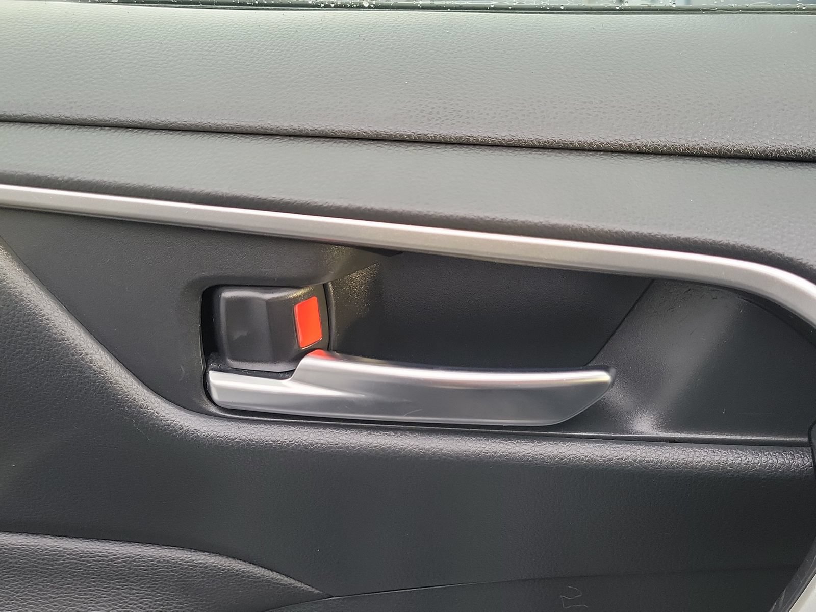 Used 2019 Toyota RAV4 XLE w/ Convenience Package FWD image 17